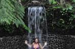 Cachoeira de água fria em piscina de água quente, perto de La Fortuna, região do lago Arenal, na Costa Rica